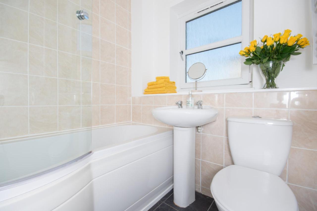 Dwellcome Home: Gated 2-bedroom With Free Parking & Fast Wifi