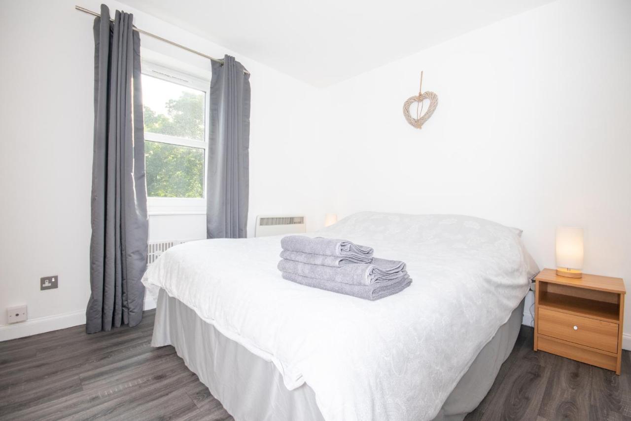 Dwellcome Home: Gated 2-bedroom With Free Parking & Fast Wifi