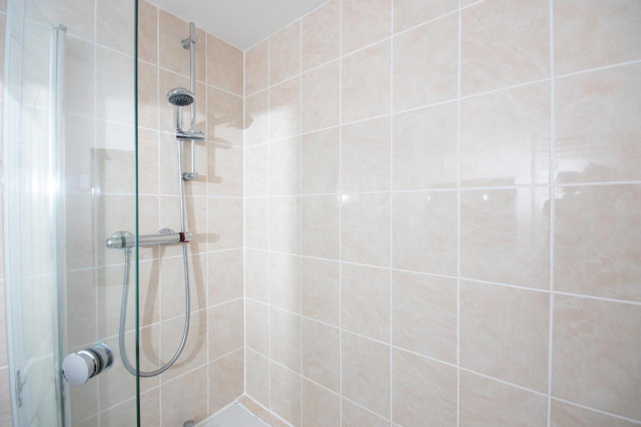 Dwellcome Home: Gated 2-bedroom With Free Parking & Fast Wifi Apartment *
