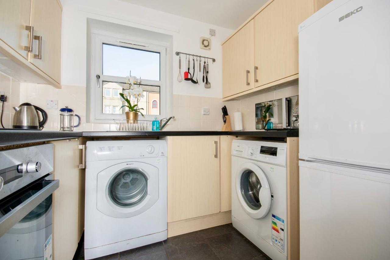 Dwellcome Home: Gated 2-bedroom With Free Parking & Fast Wifi Aberdeen