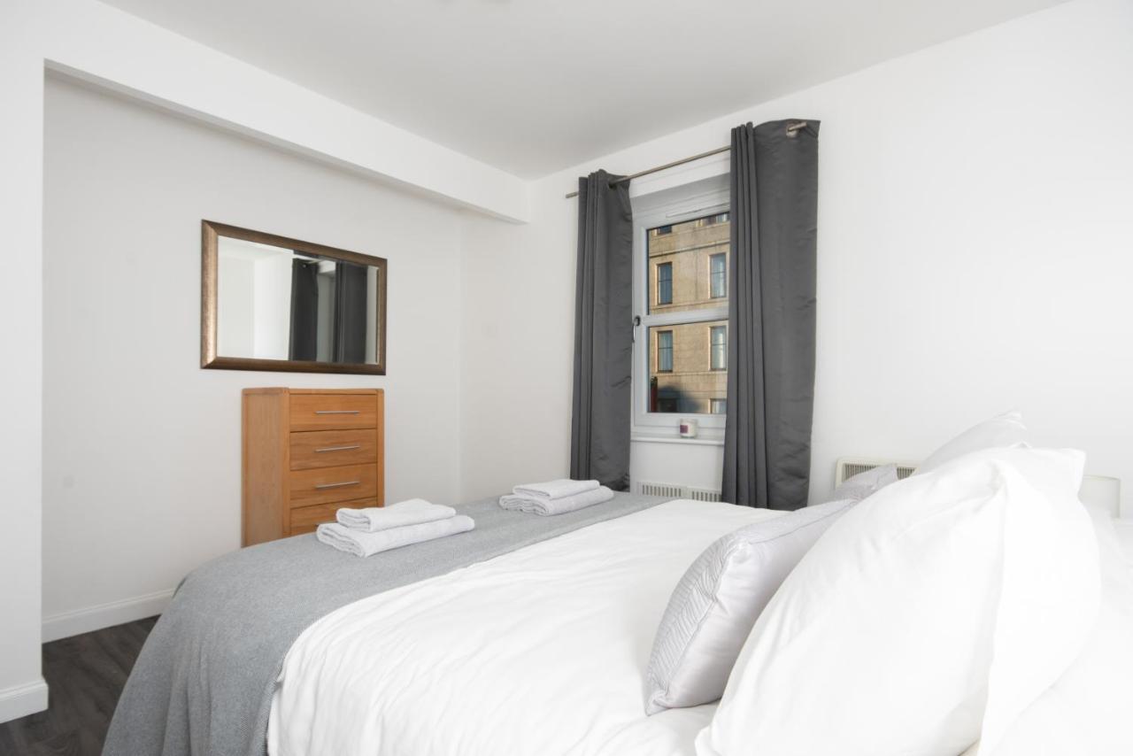 Dwellcome Home: Gated 2-bedroom With Free Parking & Fast Wifi Apartment
