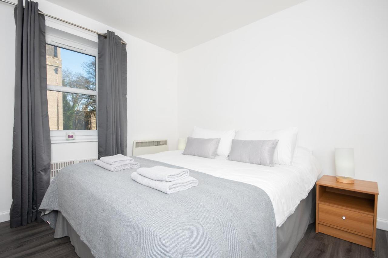 Dwellcome Home: Gated 2-bedroom With Free Parking & Fast Wifi Apartment