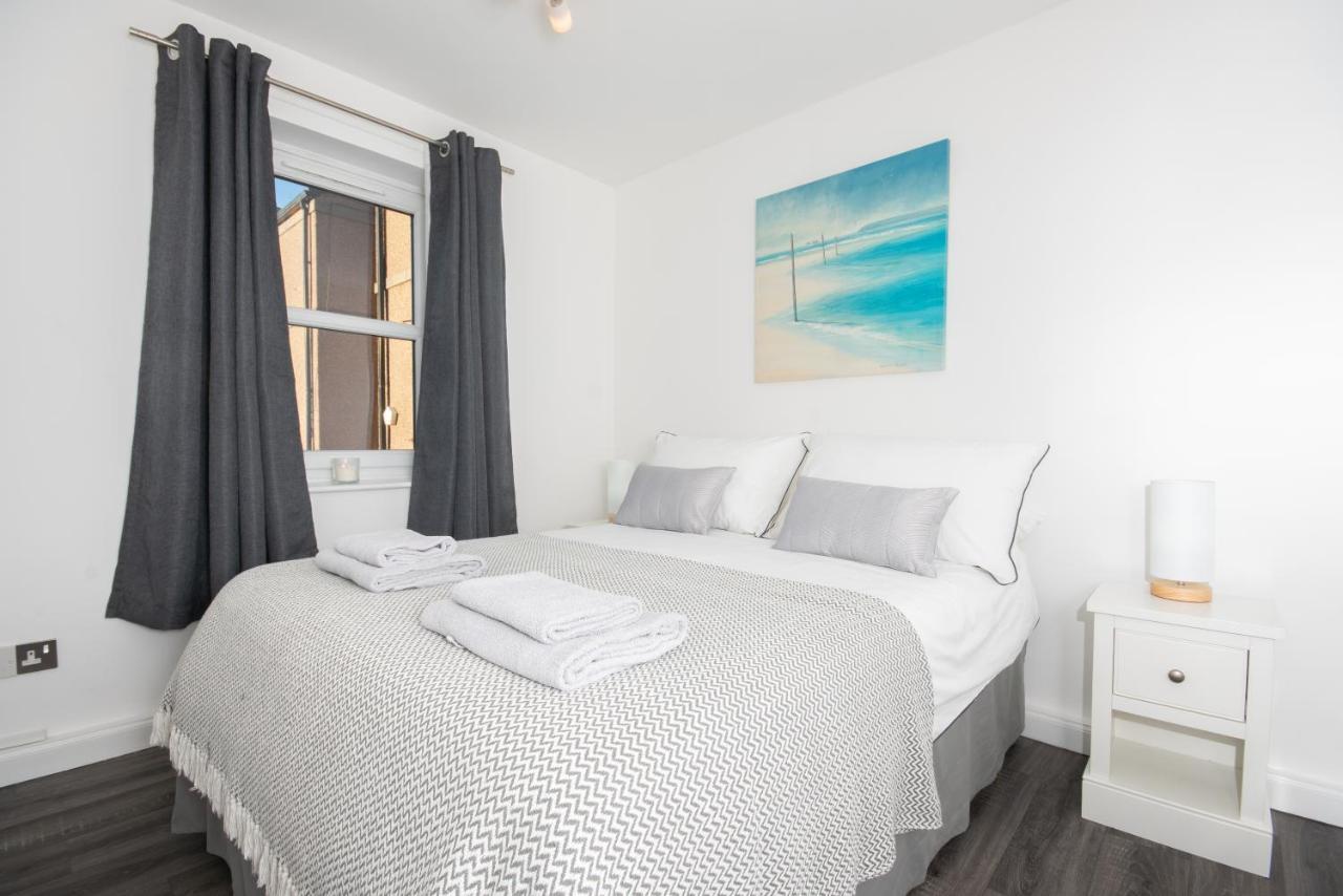 Dwellcome Home: Gated 2-bedroom With Free Parking & Fast Wifi * Aberdeen
