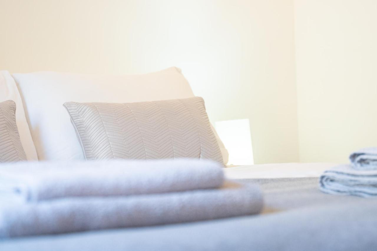 Dwellcome Home: Gated 2-bedroom With Free Parking & Fast Wifi *